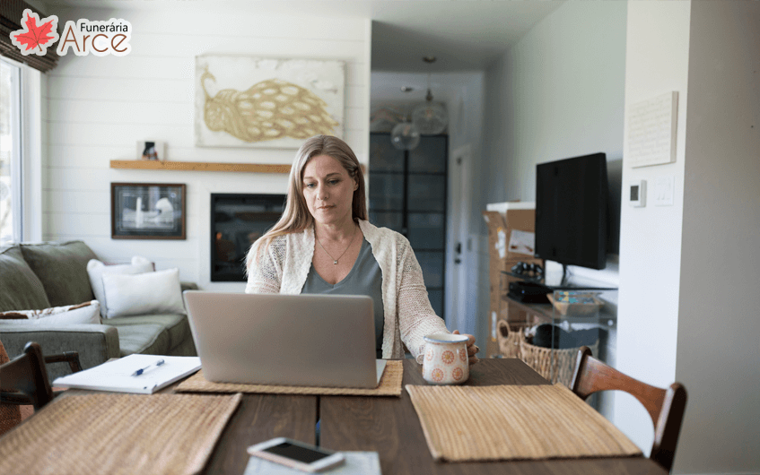 Mulher trabalhando em um computador dentro de casa - Home Office