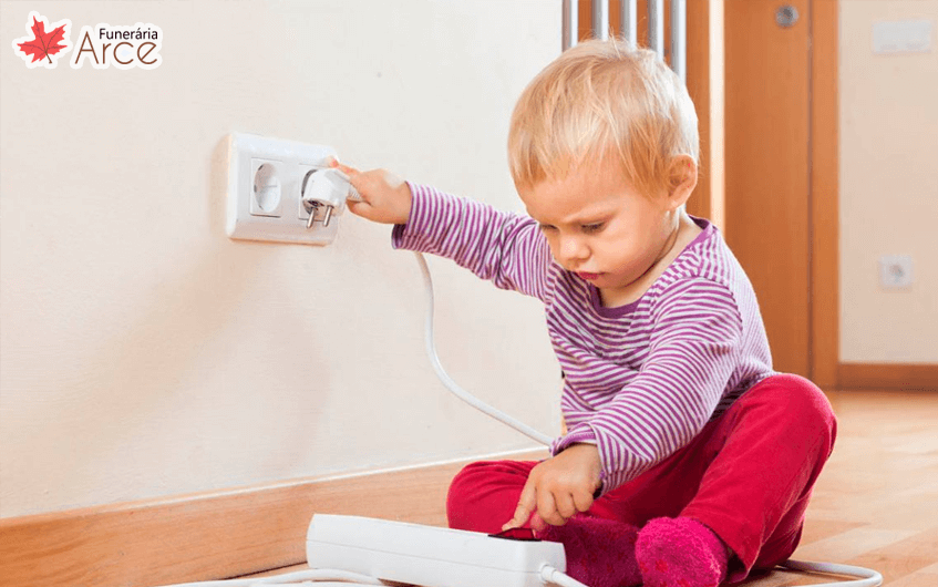 Bebê brincando com tomadas de energia elétrica - acidentes domésticos